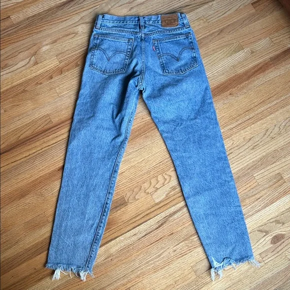 Levi’s size 26 wedgie Classic Light Blue High-Waist Distressed Hem Jeans - Picture 4 of 6